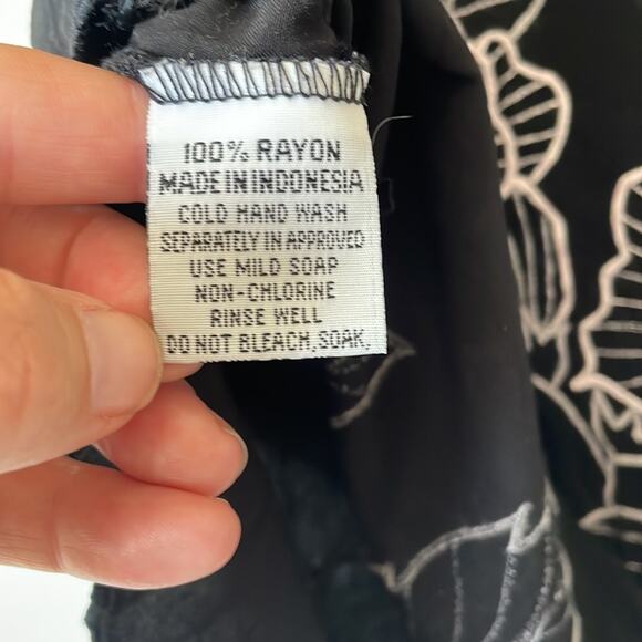 Mink Pink Black Floral Embroidered Crochet Top M - Picture 9 of 9